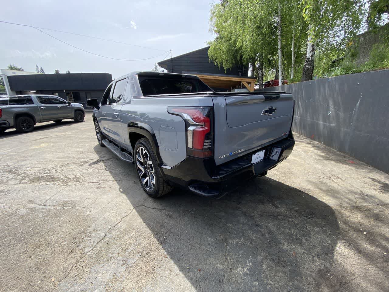 Used 2025 Chevrolet Silverado EV RST AWD/4WD image 4