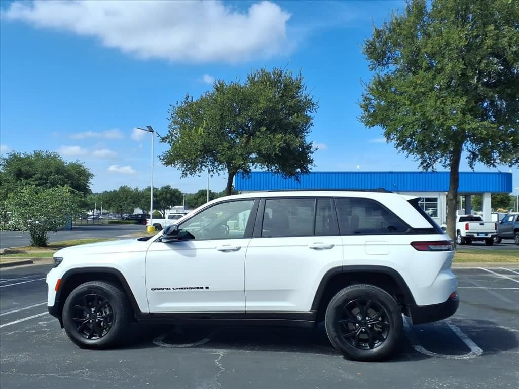 Used 2024 Jeep Grand Cherokee Altitude AWD/4WD image 9