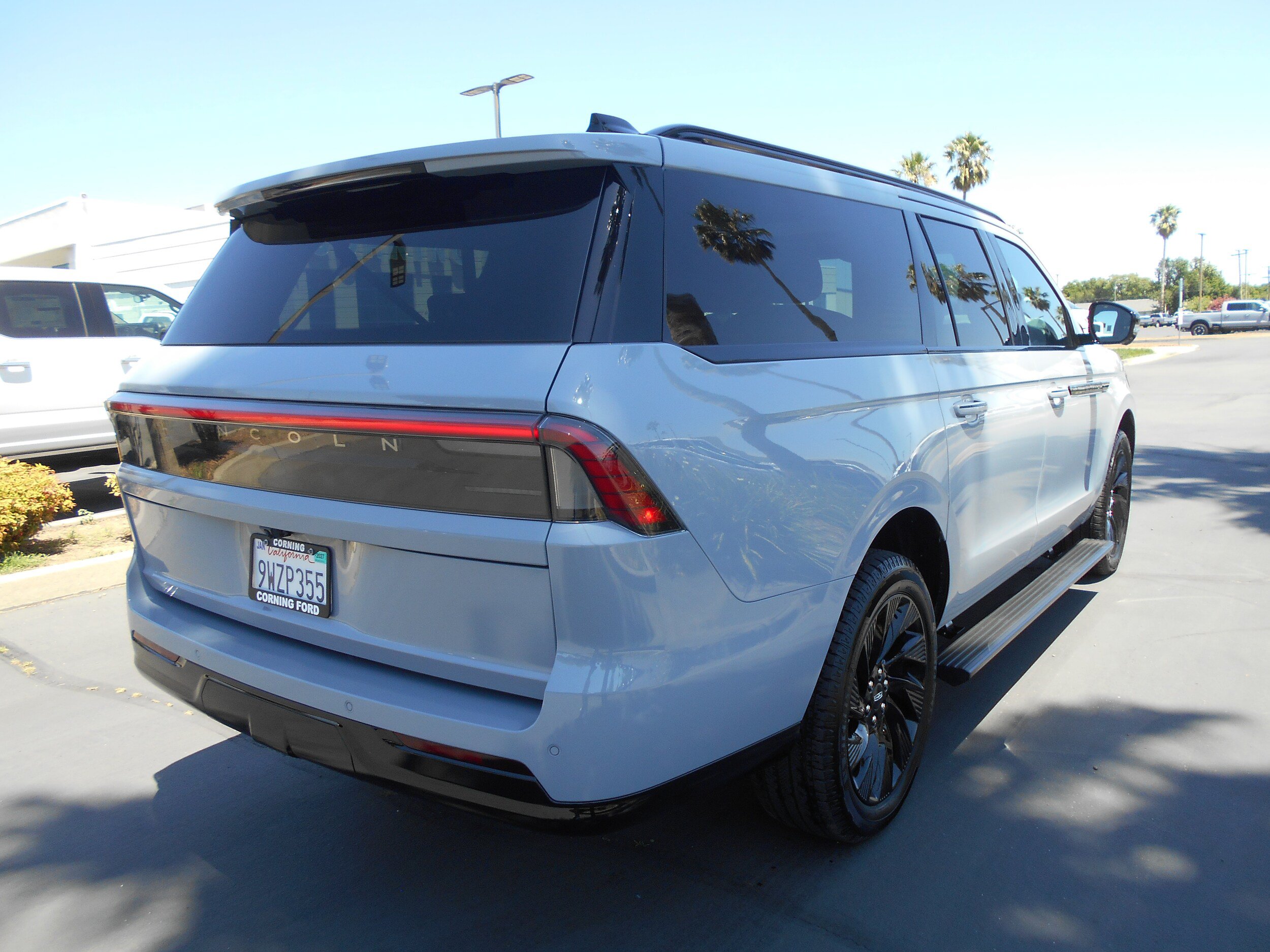 Used 2026 Lincoln Navigator L Reserve w/ Jet Appearance Package AWD/4WD image 3