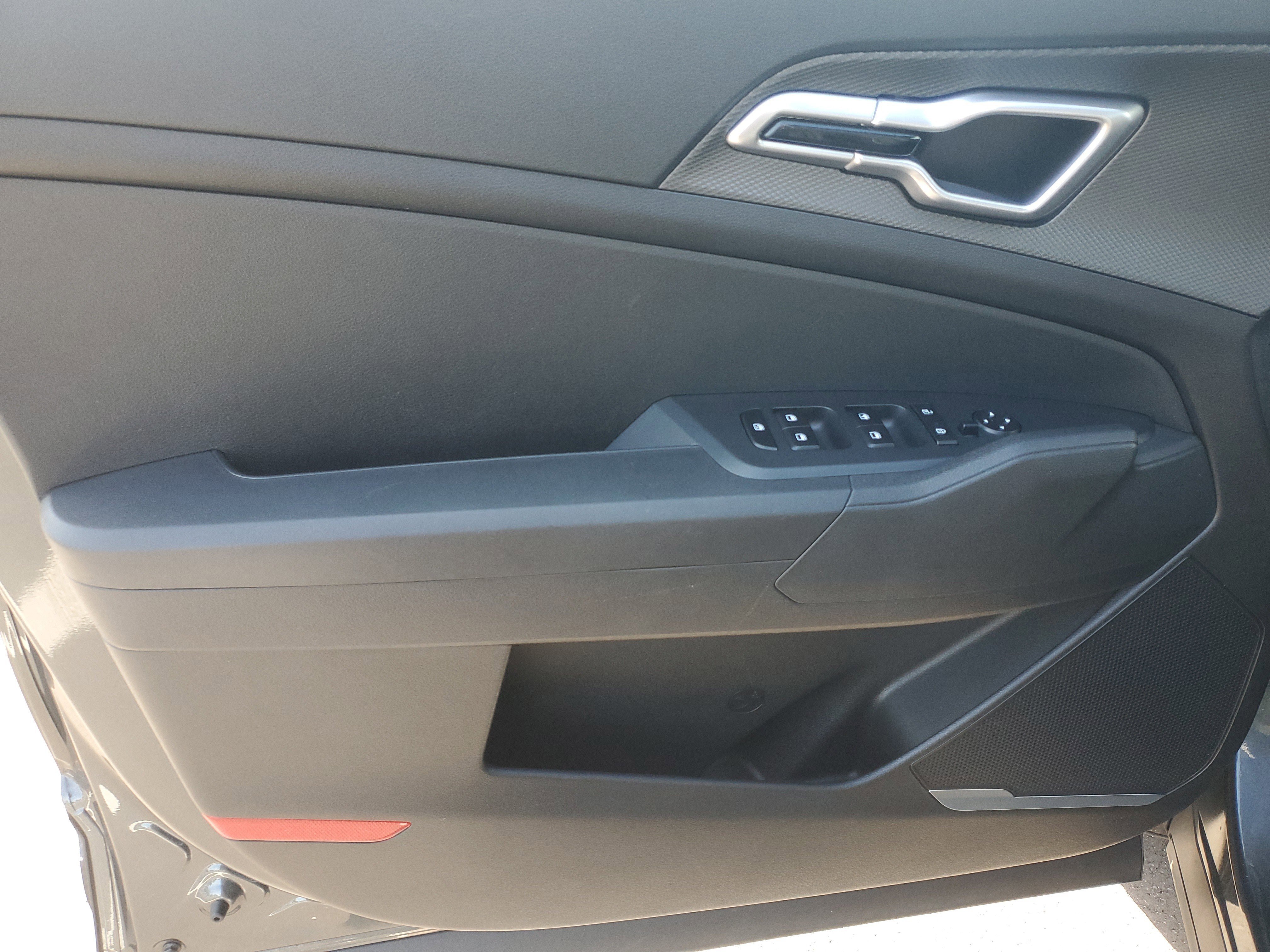 Used 2025 Kia Sportage LX image 10