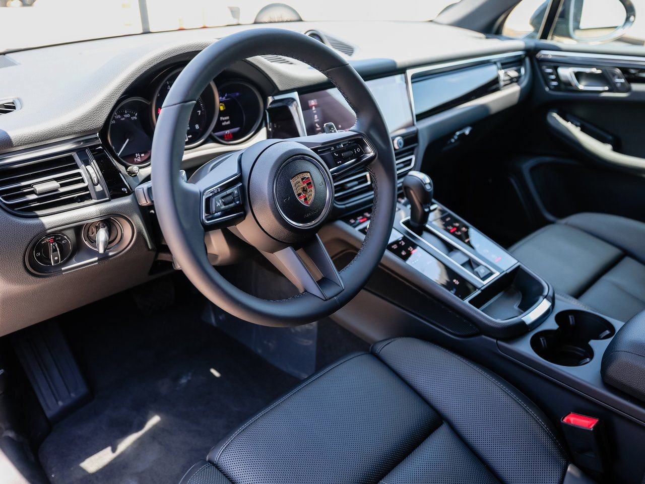Certified 2025 Porsche Macan AWD/4WD image 4