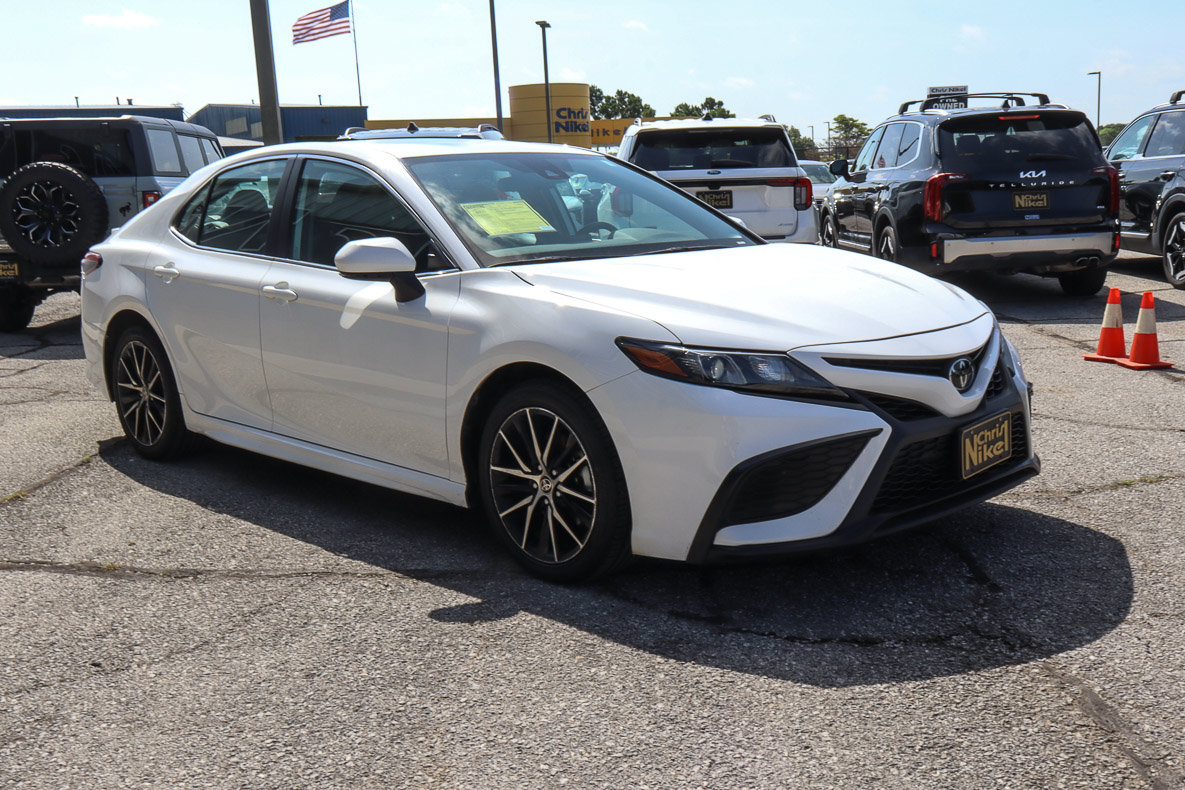 Used 2024 Toyota Camry SE FWD image 3