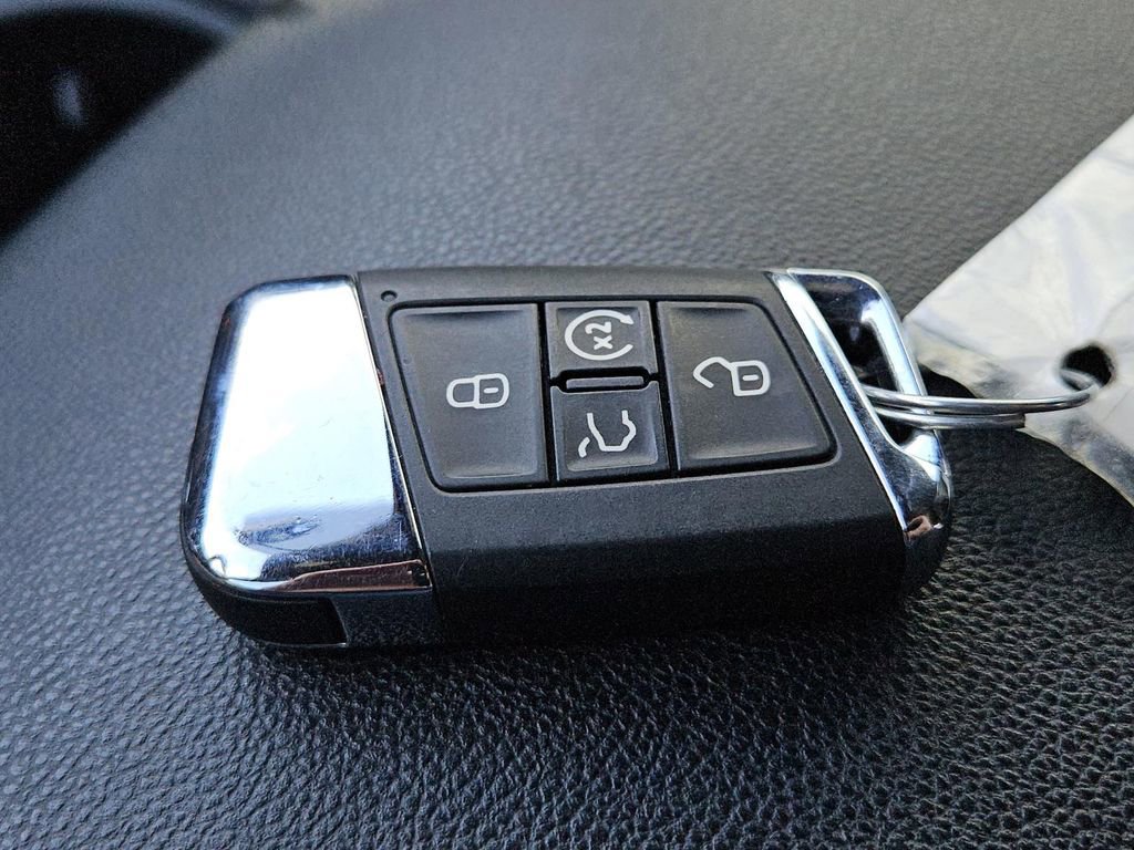 Used 2021 Volkswagen Atlas Cross Sport SE w/ Panoramic Sunroof Package image 31