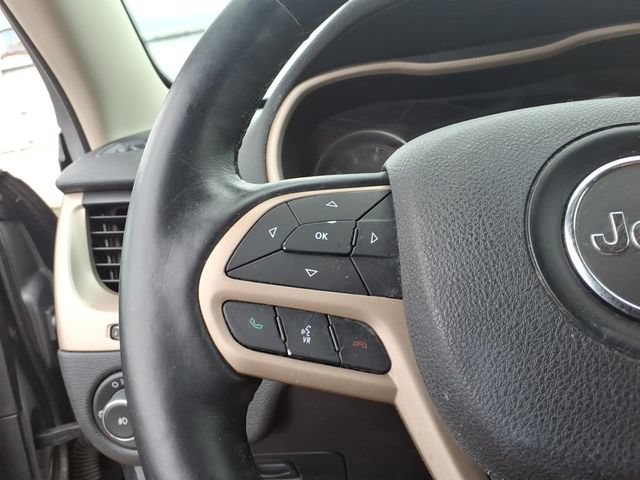 Used 2017 Jeep Cherokee Latitude w/ Cold Weather Group AWD/4WD image 15
