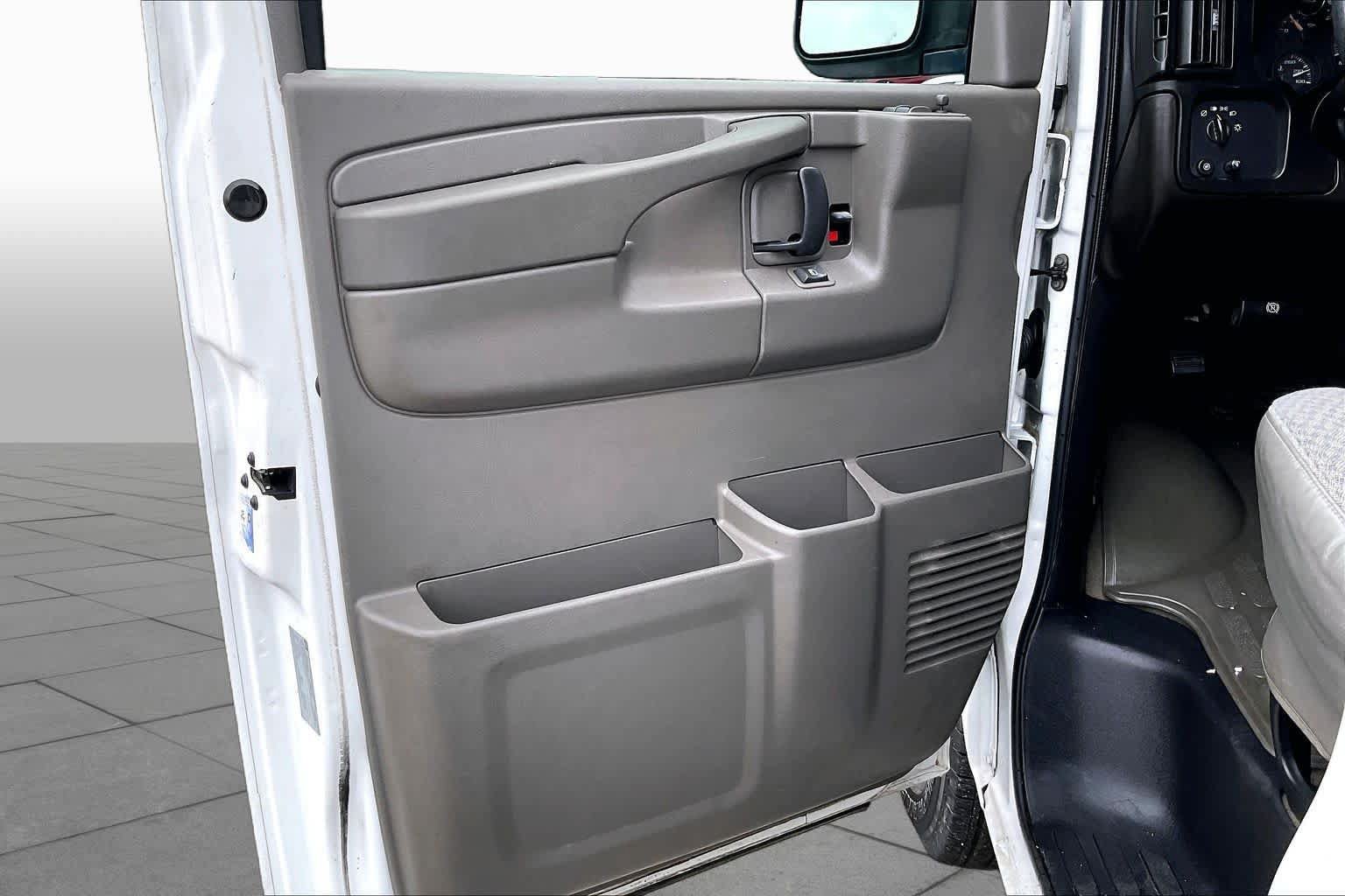 Used 2007 Chevrolet Express 3500 Extended Passenger w/ LT Preferred Equipment Group RWD image 19