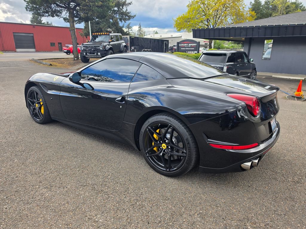 Used 2015 Ferrari California T image 4