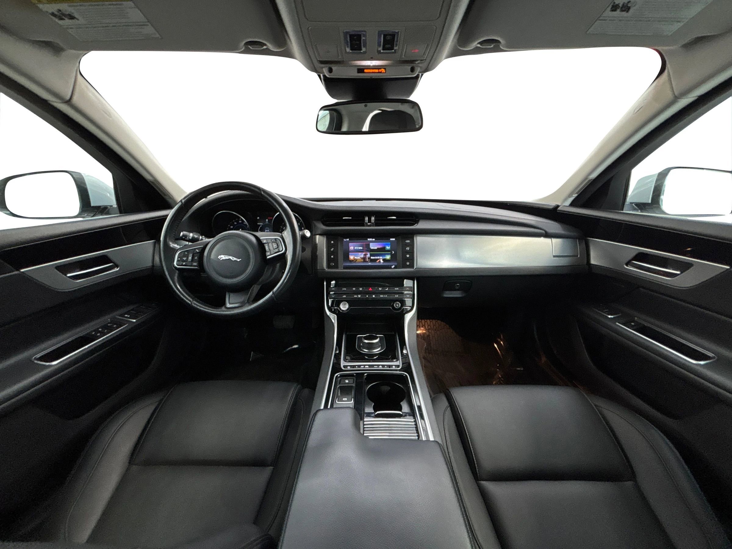 Used 2018 Jaguar XF Premium image 17