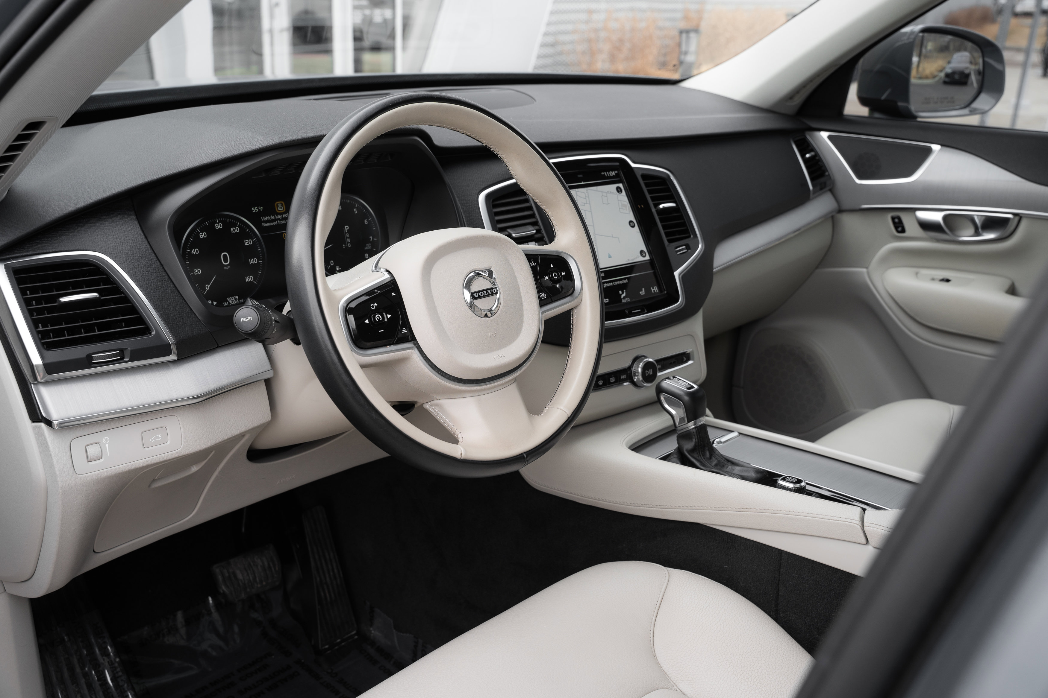 Used 2022 Volvo XC90 T5 Momentum w/ Climate Package image 10