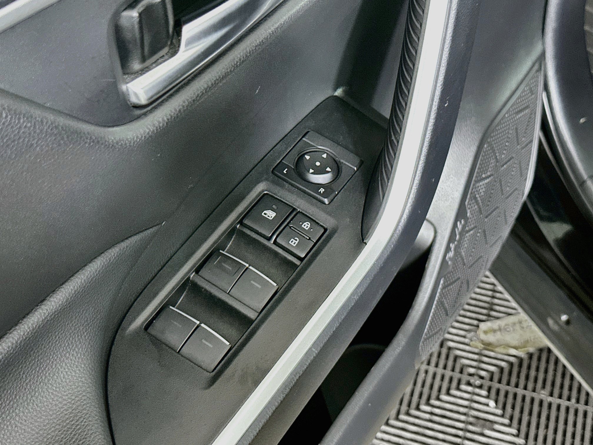 Used 2025 Toyota RAV4 XLE FWD image 15