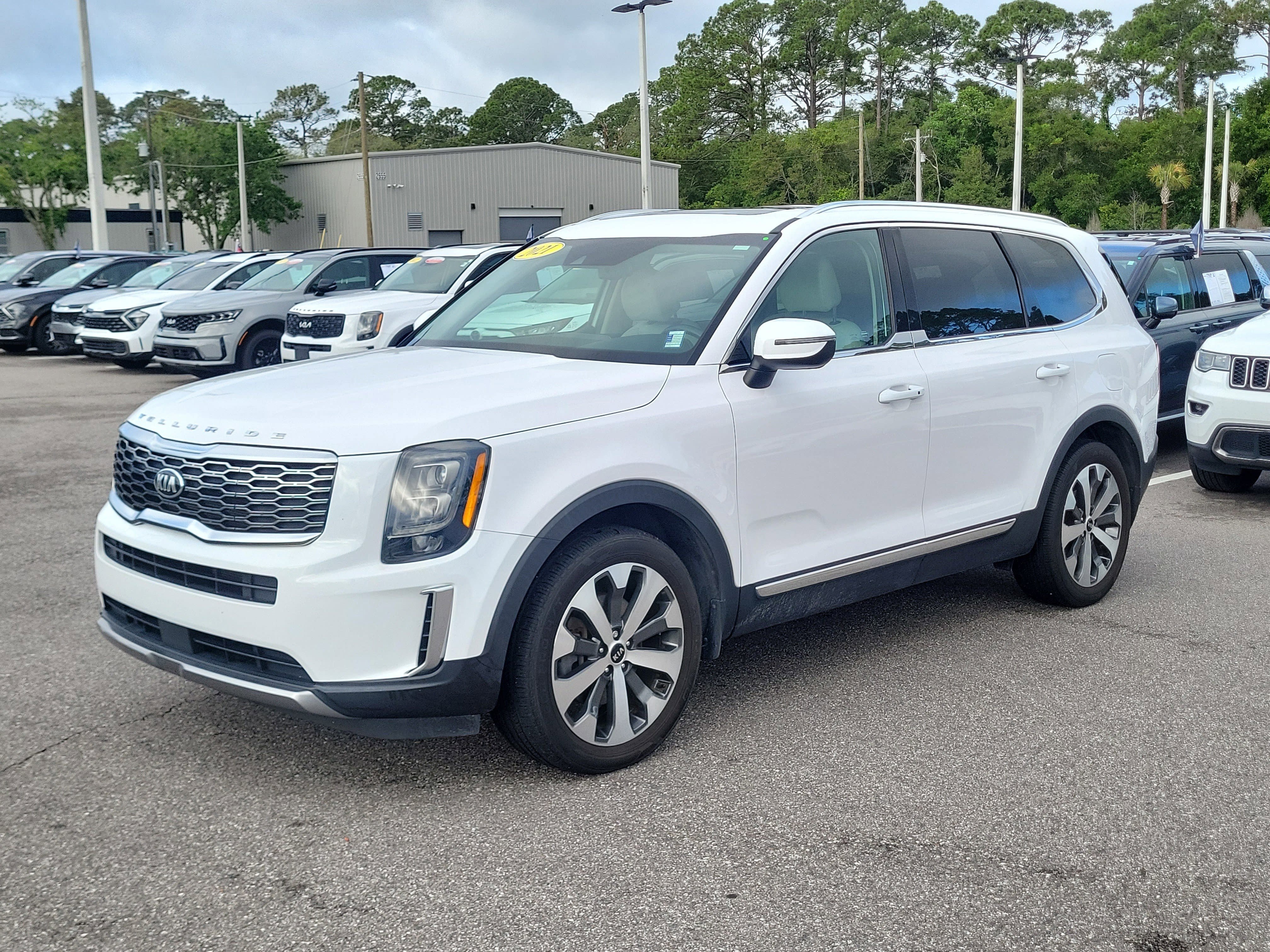 Used 2021 Kia Telluride EX w/ EX Premium Package FWD image 3