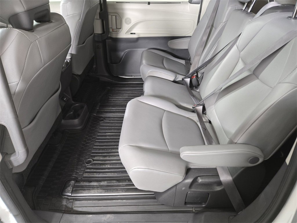 Used 2022 Toyota Sienna XLE image 17