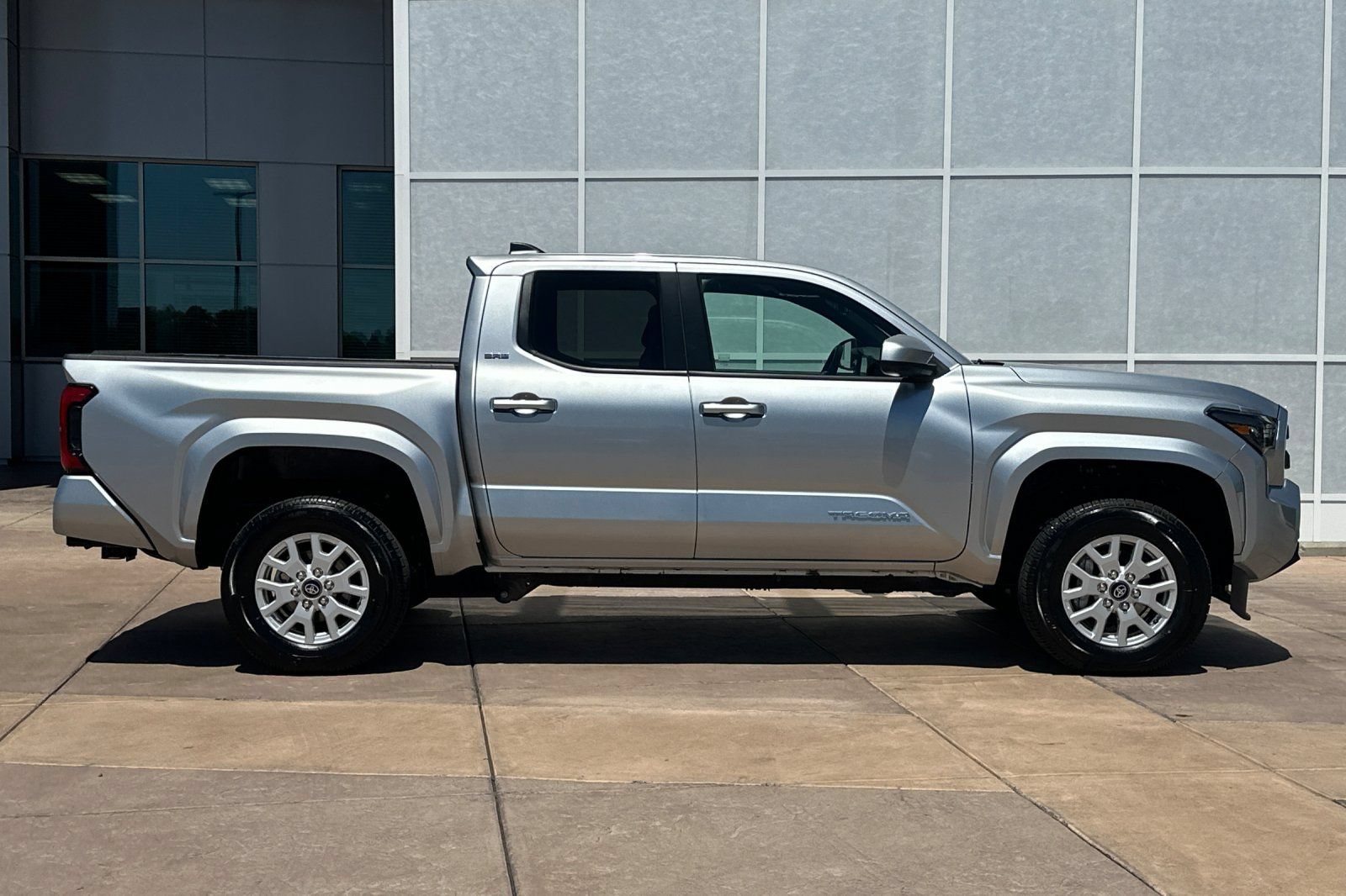 Used 2024 Toyota Tacoma SR5 AWD/4WD image 3