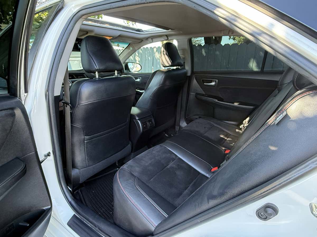 Used 2015 Toyota Camry XSE w/ Moonroof Package image 5