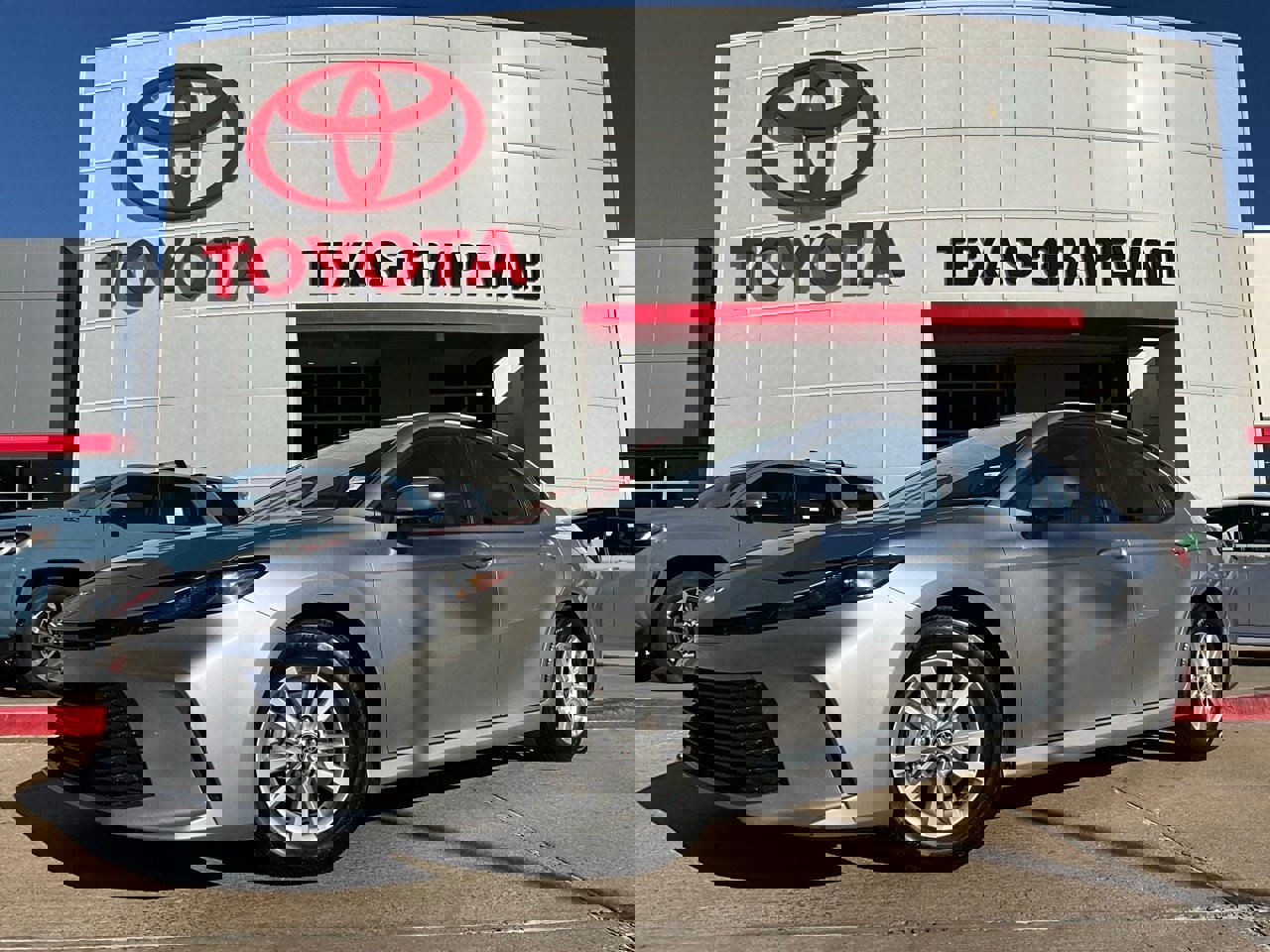 Used 2025 Toyota Camry LE image 2