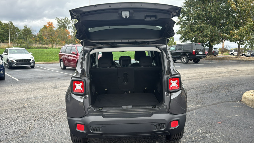 Used 2018 Jeep Renegade Latitude w/ Popular Equipment Group AWD/4WD image 9
