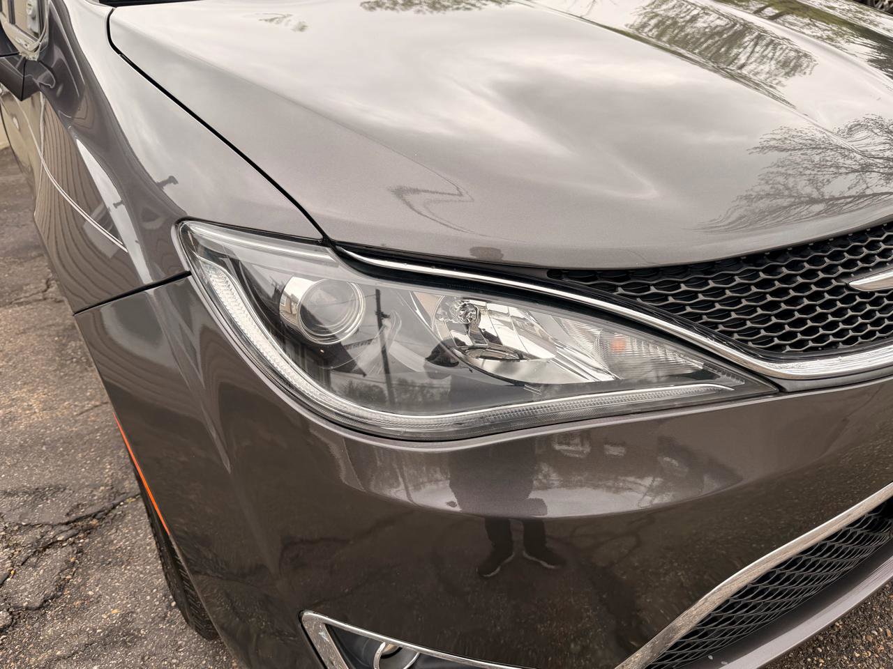 Used 2017 Chrysler Pacifica Touring-L FWD image 17