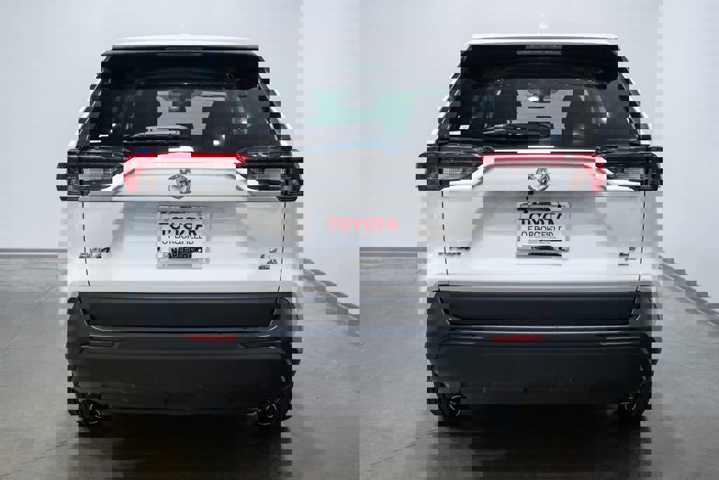 Used 2024 Toyota RAV4 LE image 8