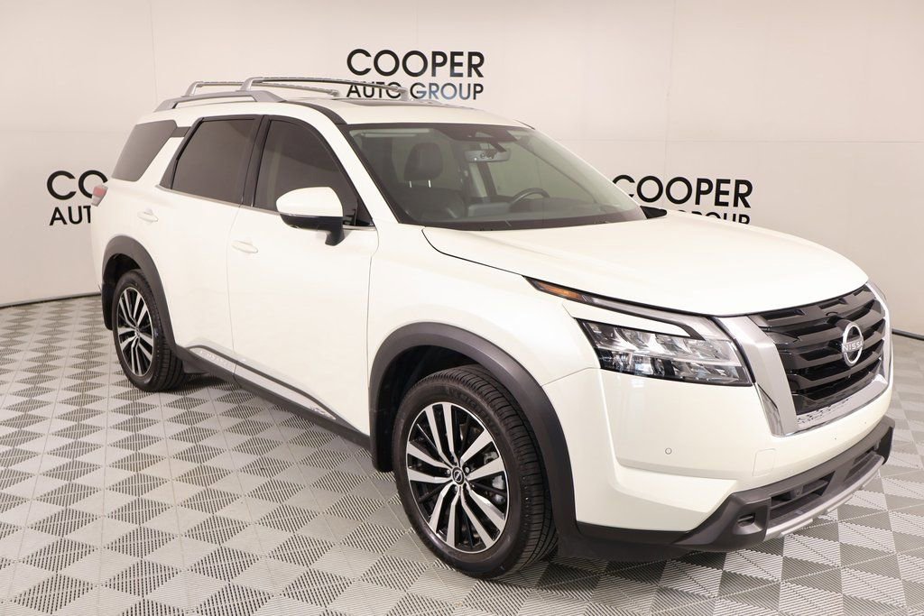 Used 2024 Nissan Pathfinder Platinum image 1