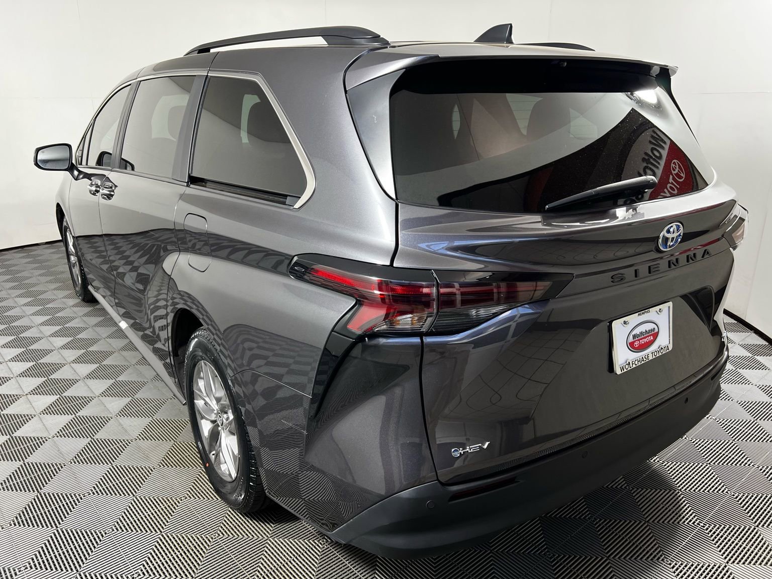 Used 2025 Toyota Sienna XLE w/ XLE Plus Package image 8
