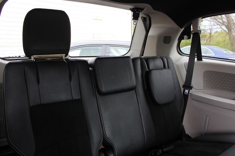 Used 2020 Dodge Grand Caravan SXT image 13