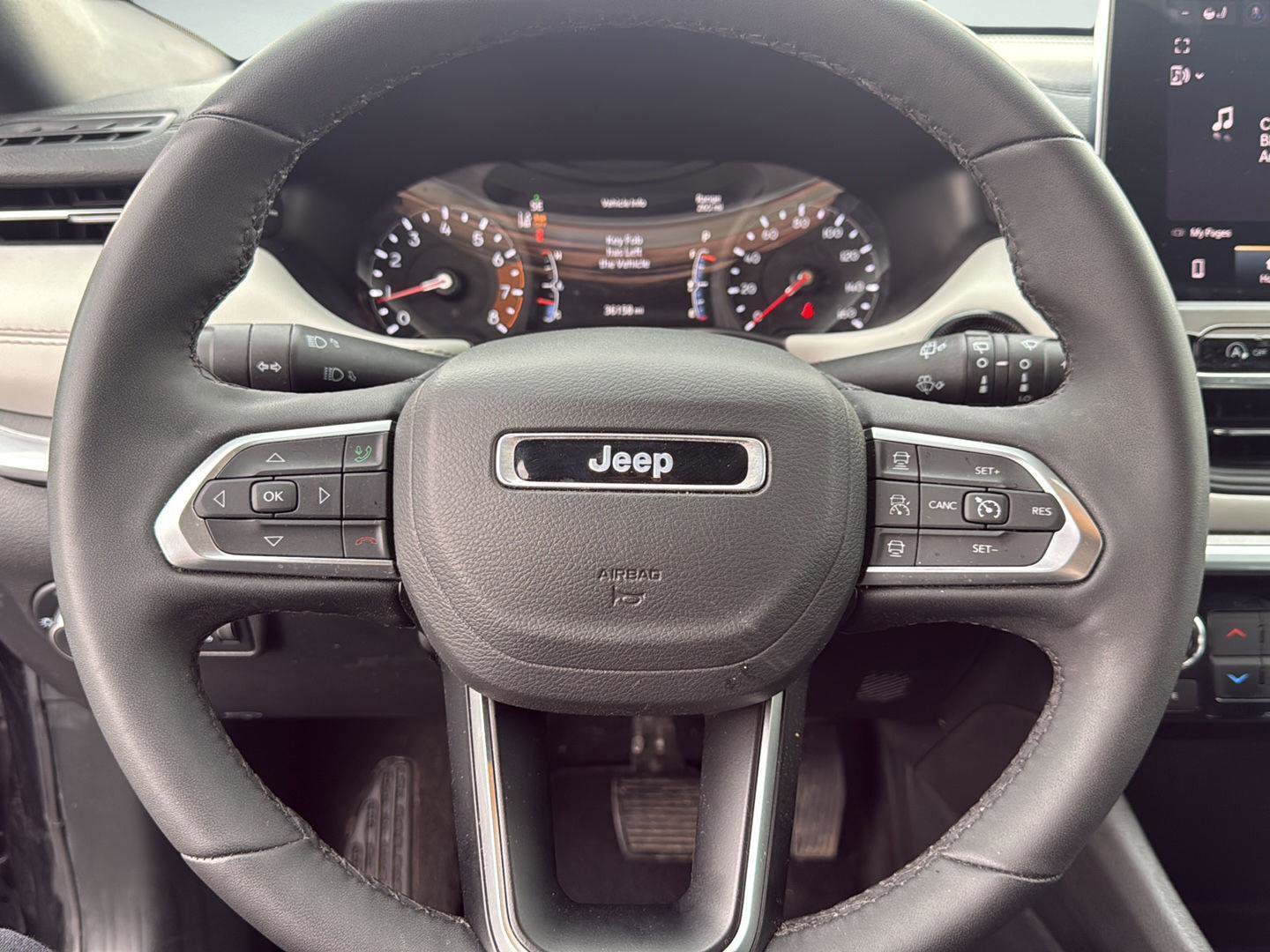 Used 2025 Jeep Compass Limited image 13