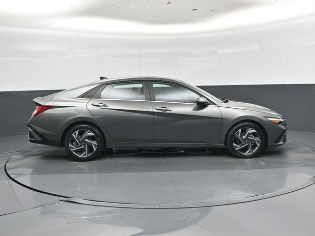 Used 2025 Hyundai Elantra SEL FWD image 2