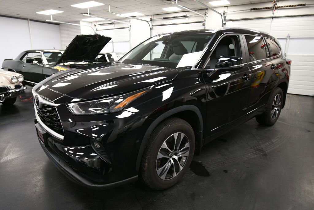 Certified 2023 Toyota Highlander XLE image 3