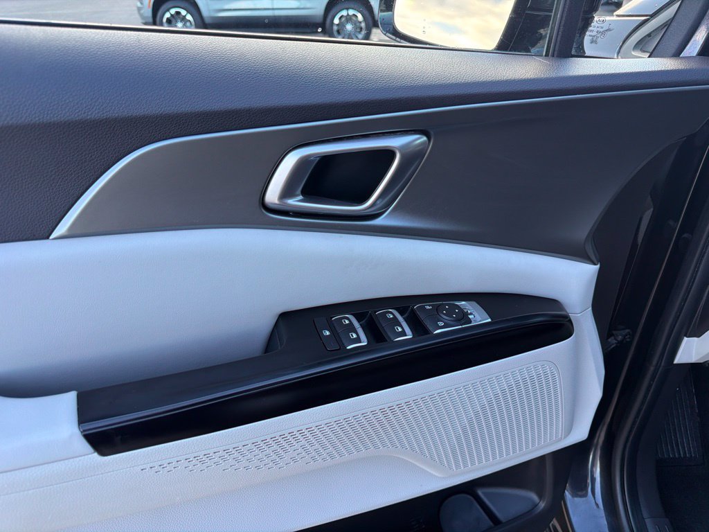 Used 2022 Kia Carnival LX FWD image 11