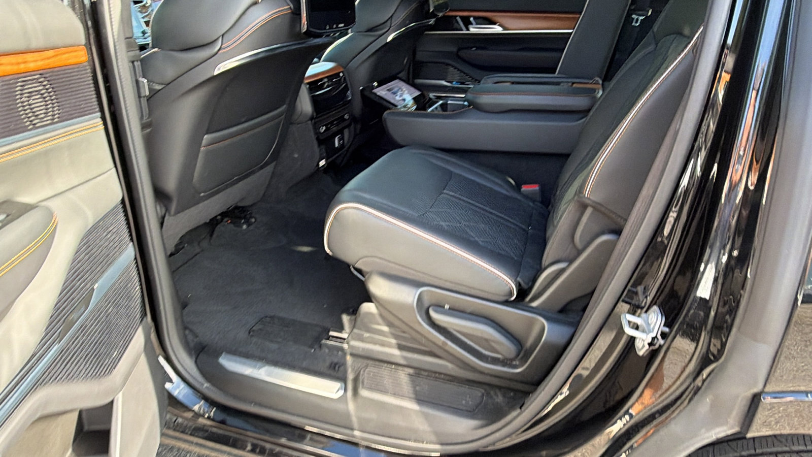 Used 2024 Jeep Grand Wagoneer Series III w/ Rear Seat Video Group 1 AWD/4WD image 25