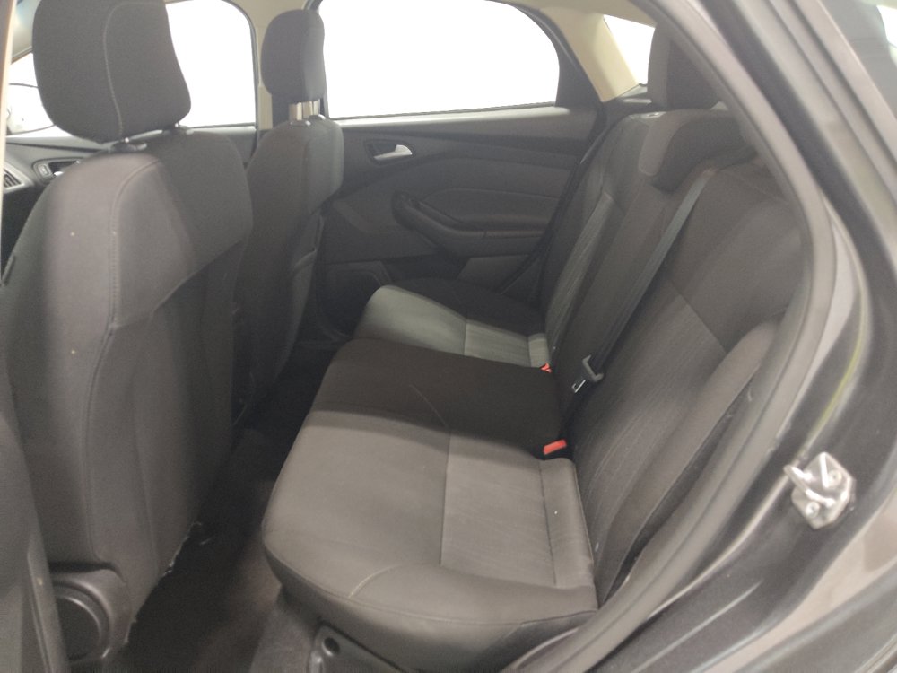 Used 2018 Ford Focus SE w/ Cold Weather Package FWD image 18