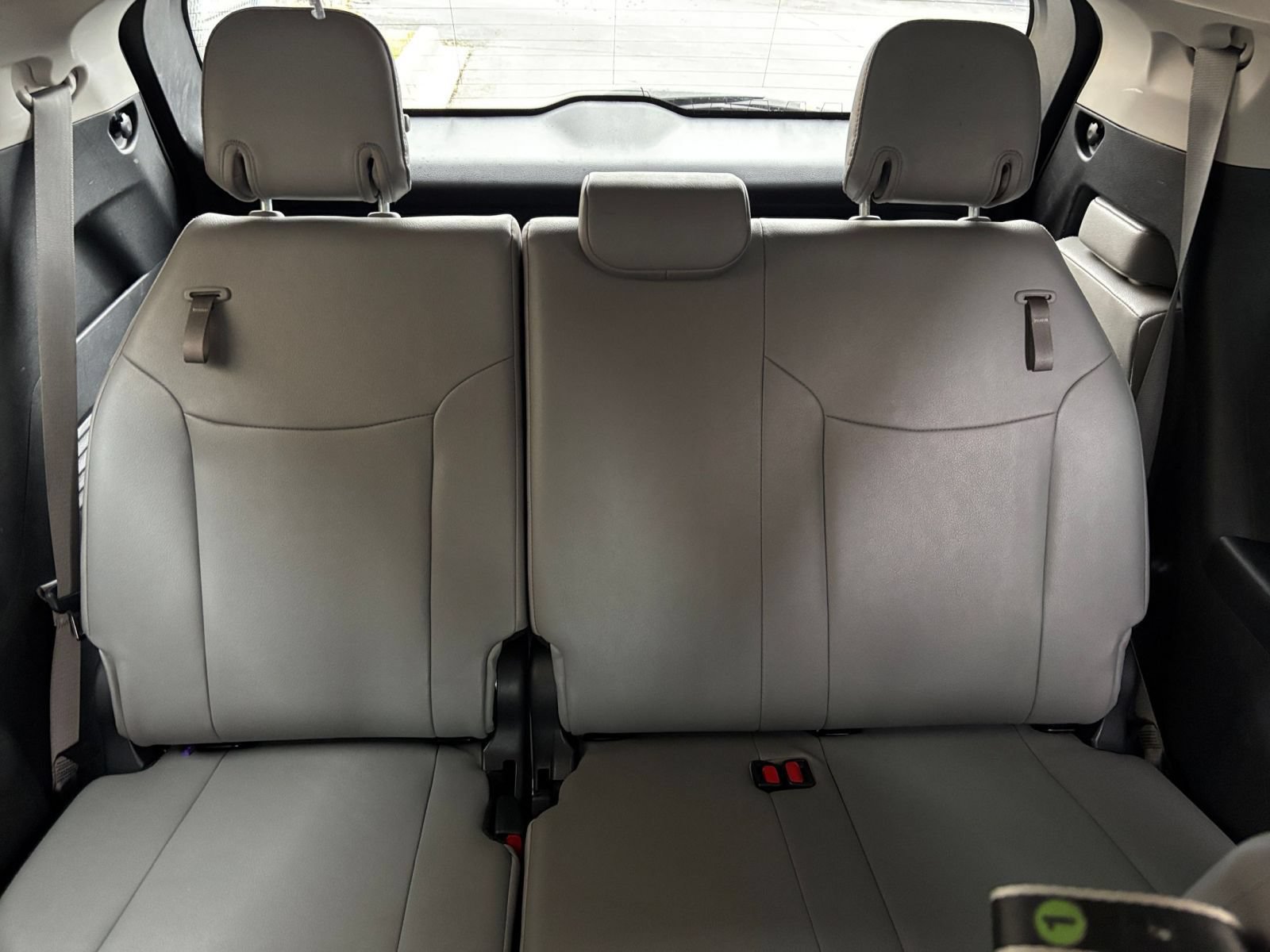 Used 2025 Toyota Sienna XLE FWD image 32