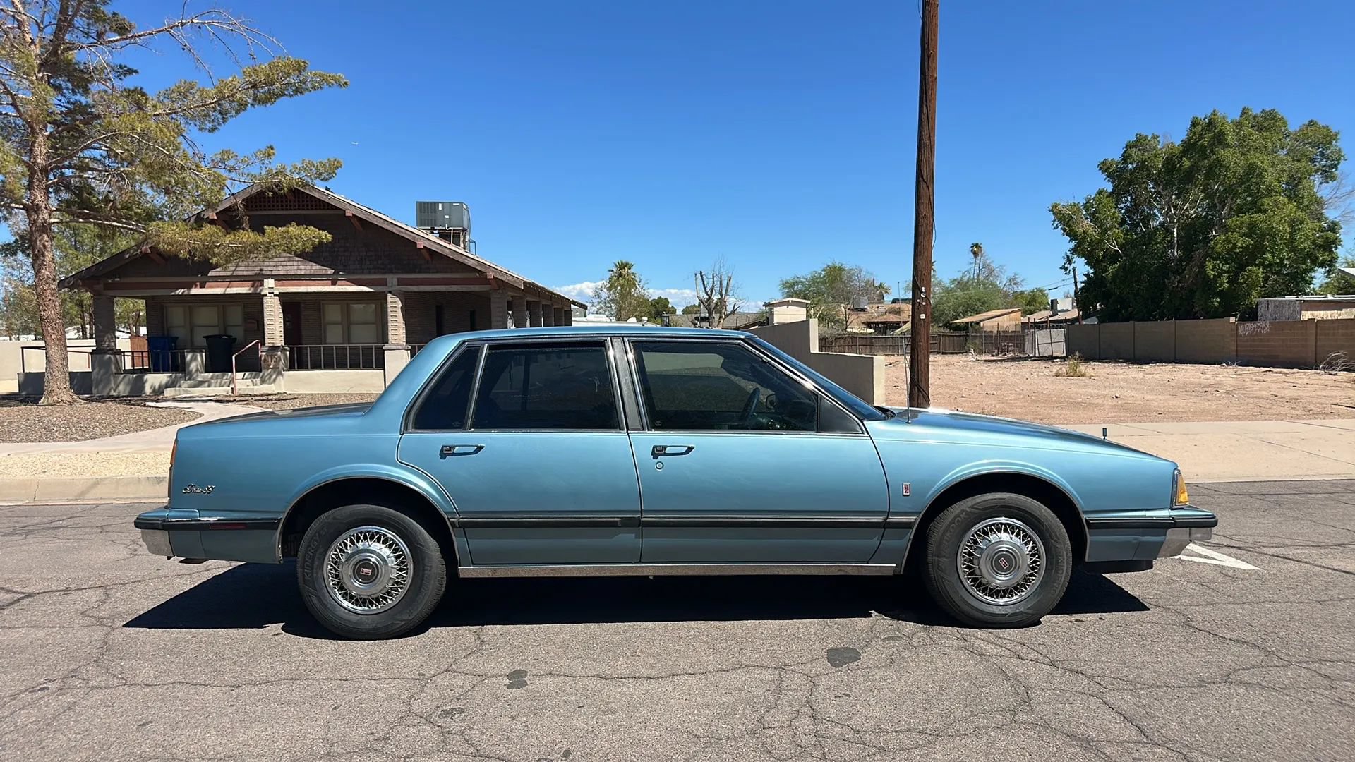 Used 1990 Oldsmobile 88 Royale Brougham FWD image 4