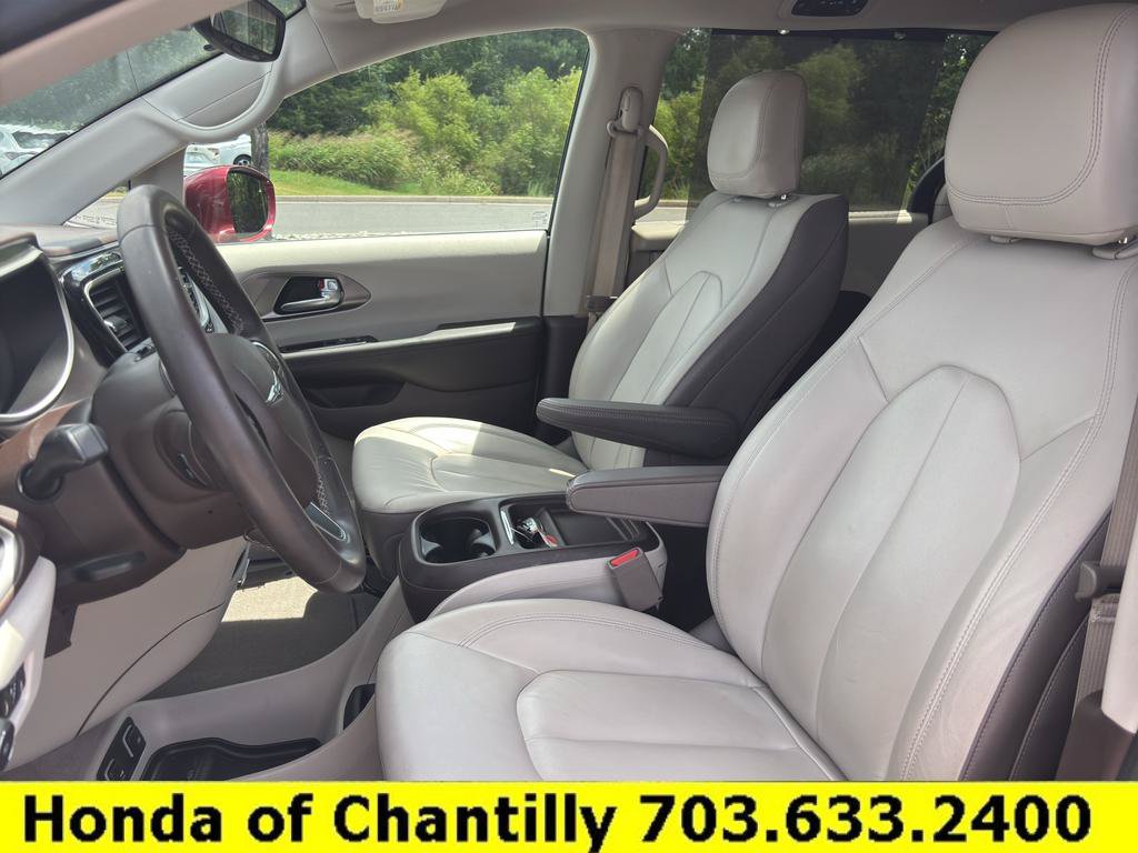 Used 2017 Chrysler Pacifica Touring-L w/ Tire & Wheel Group FWD image 16