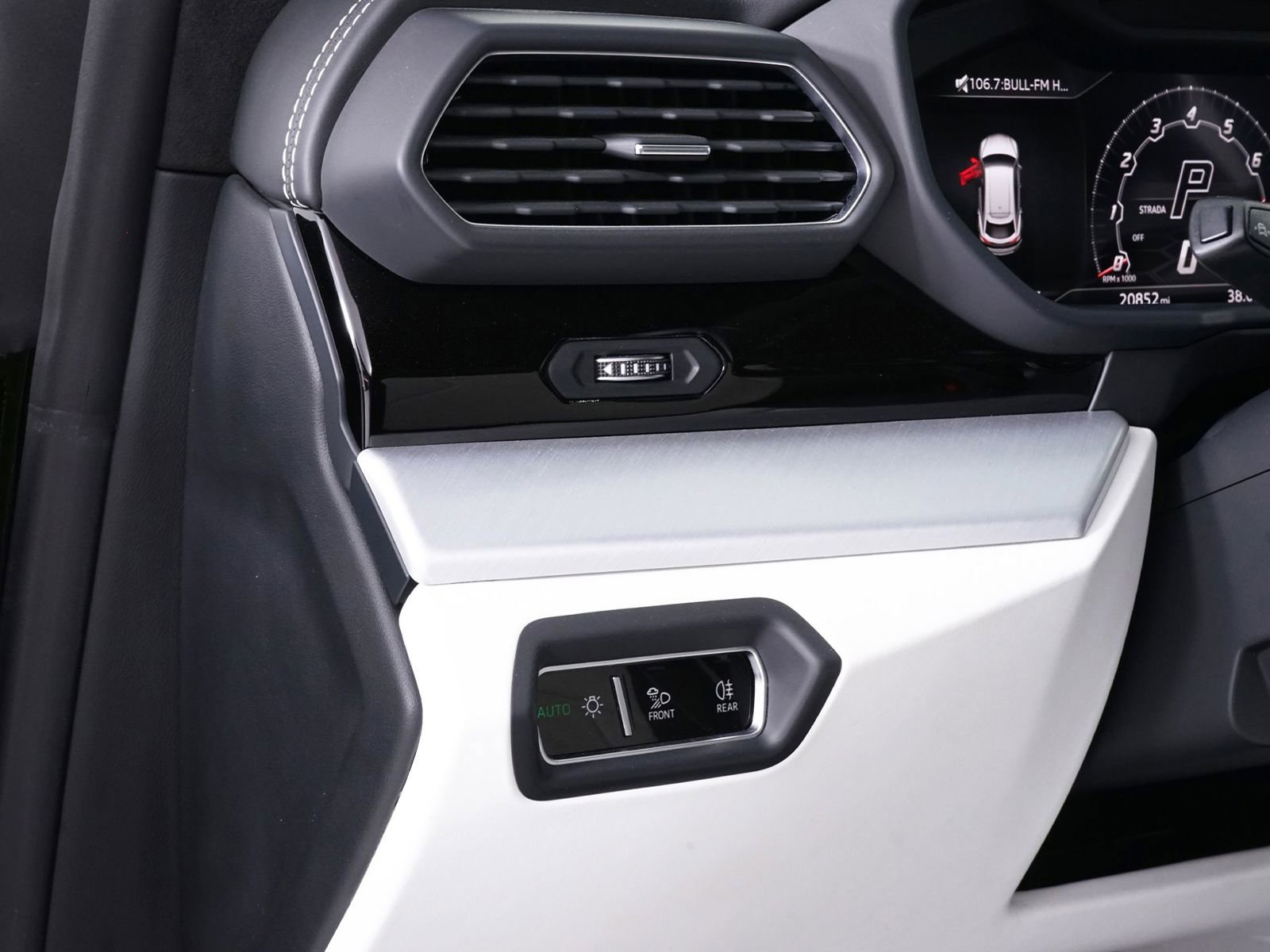 Used 2022 Lamborghini Urus AWD/4WD image 34