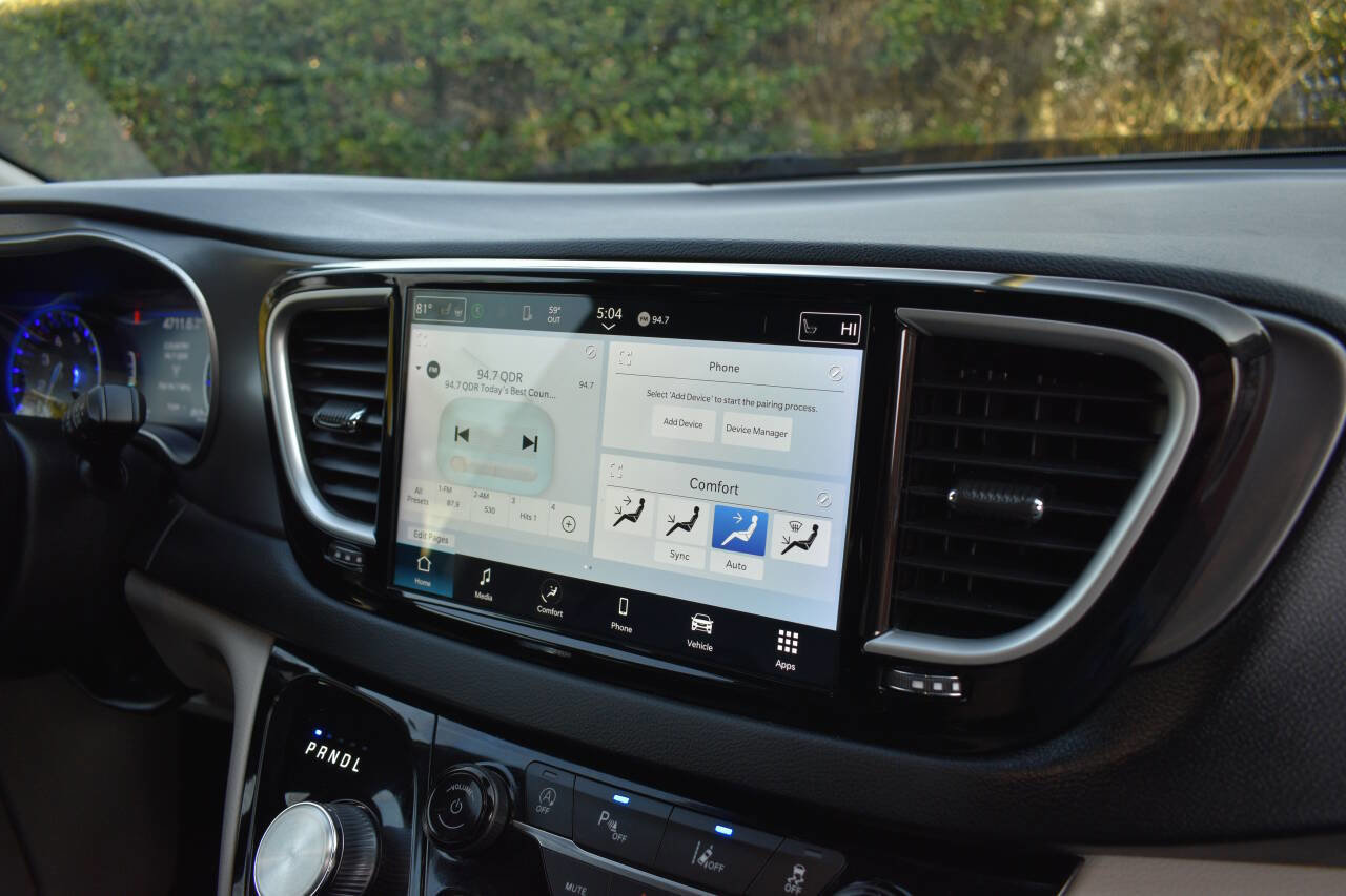 Used 2023 Chrysler Pacifica Touring-L image 22