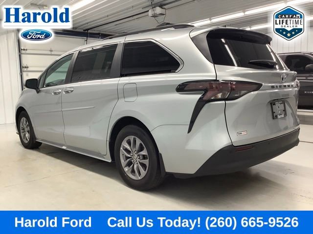Used 2024 Toyota Sienna XLE FWD image 4
