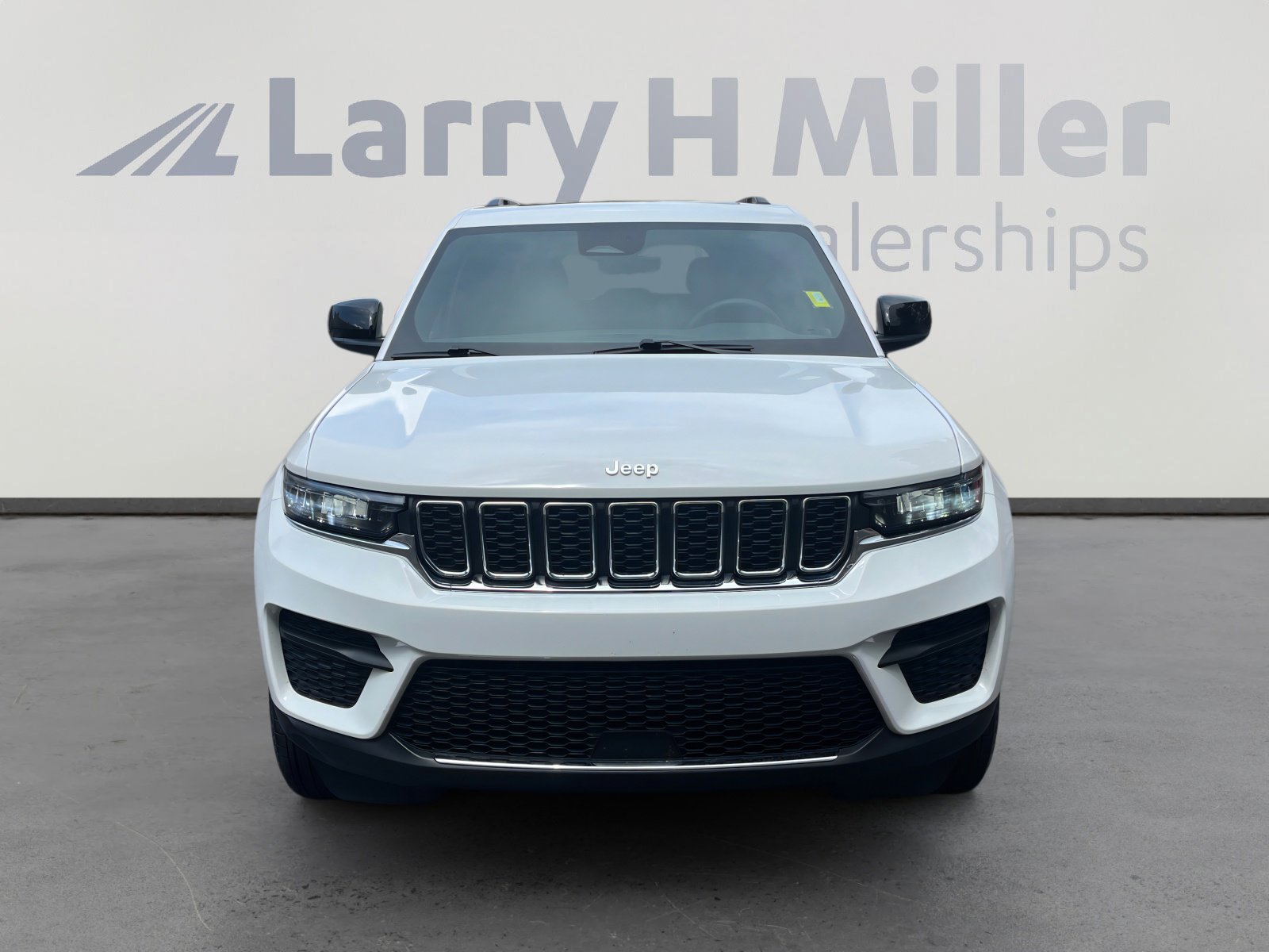 Used 2025 Jeep Grand Cherokee Laredo X w/ Trailer Tow Package AWD/4WD image 8