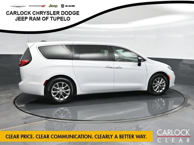 Used 2026 Chrysler Pacifica Limited FWD image 4
