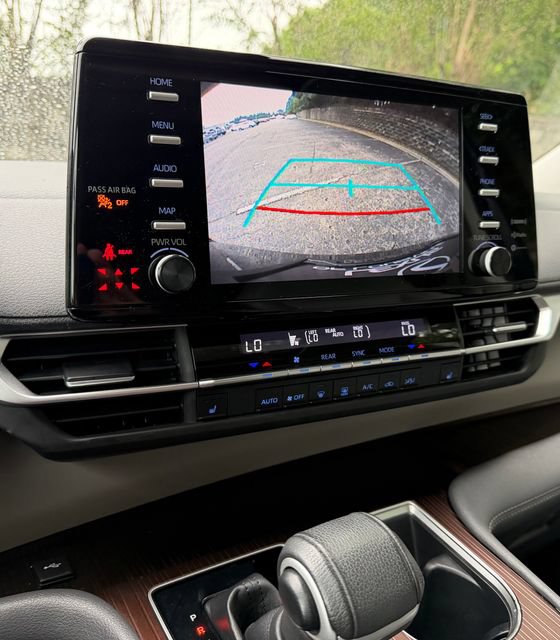 Used 2022 Toyota Sienna XLE FWD image 16