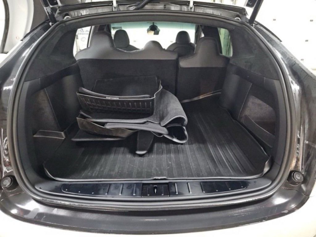 Used 2022 Tesla Model X image 18