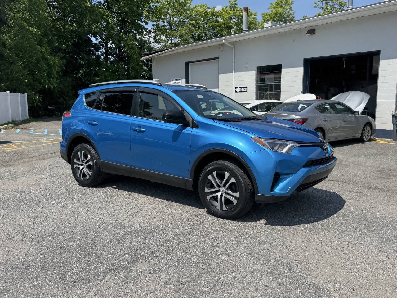 Used 2018 Toyota RAV4 LE AWD/4WD image 6