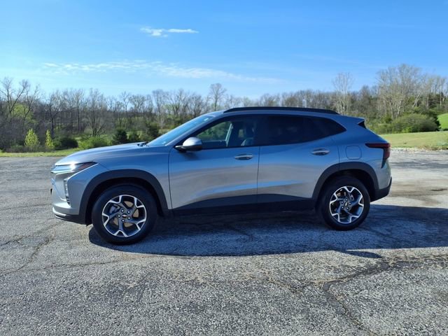 Used 2025 Chevrolet Trax LT w/ LT Convenience Package FWD image 35