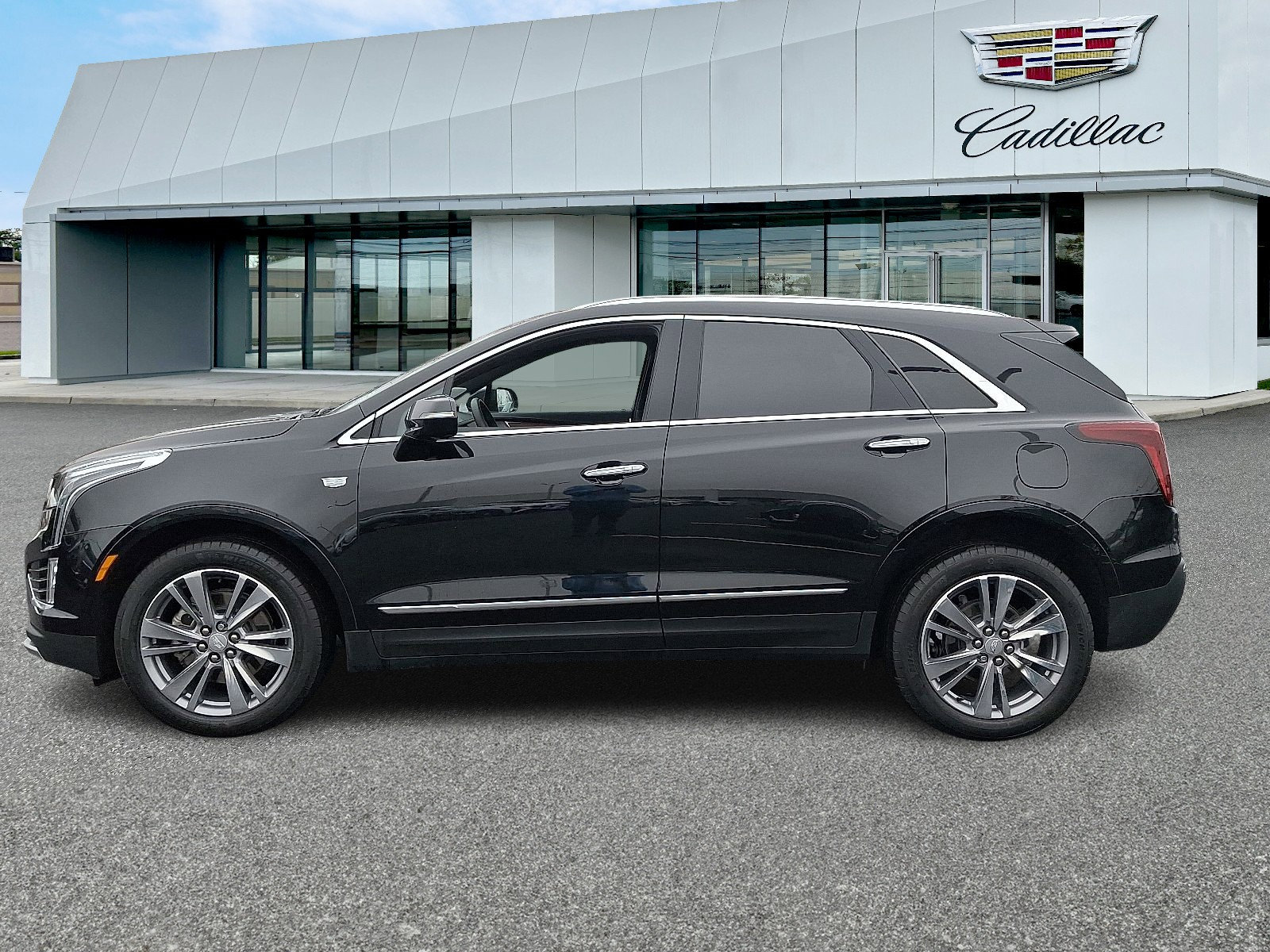 Certified 2025 Cadillac XT5 Premium Luxury w/ LPO, Floor Liner Package image 2
