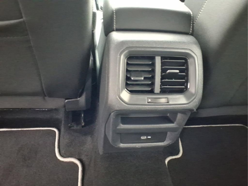 Used 2023 Volkswagen Taos SE AWD/4WD image 7