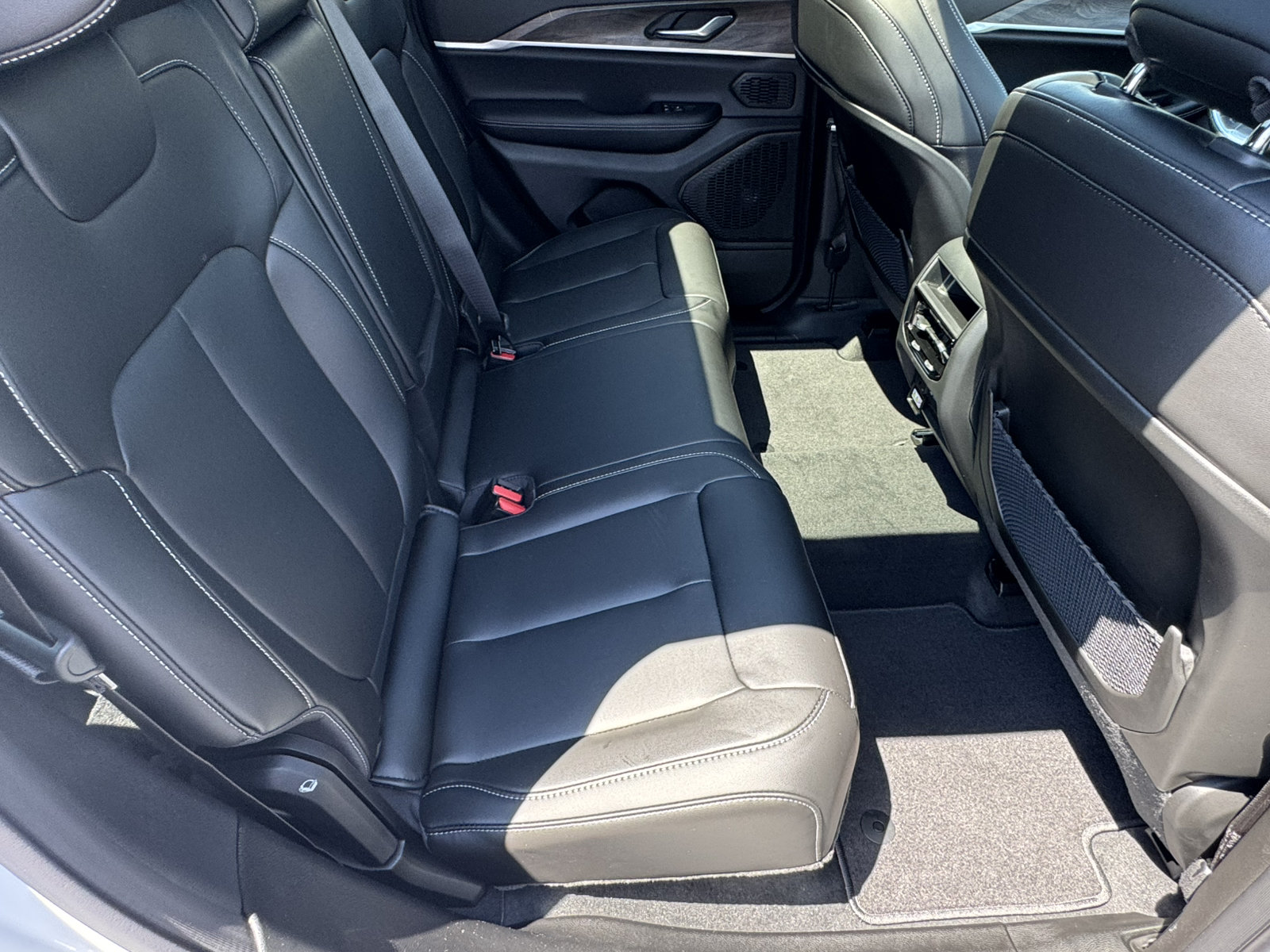 New 2026 Jeep Grand Cherokee Limited w/ Limited Altitude Package AWD/4WD image 18