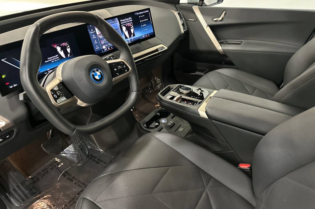 Used 2024 BMW iX xDrive50 w/ Sport Package AWD/4WD image 10