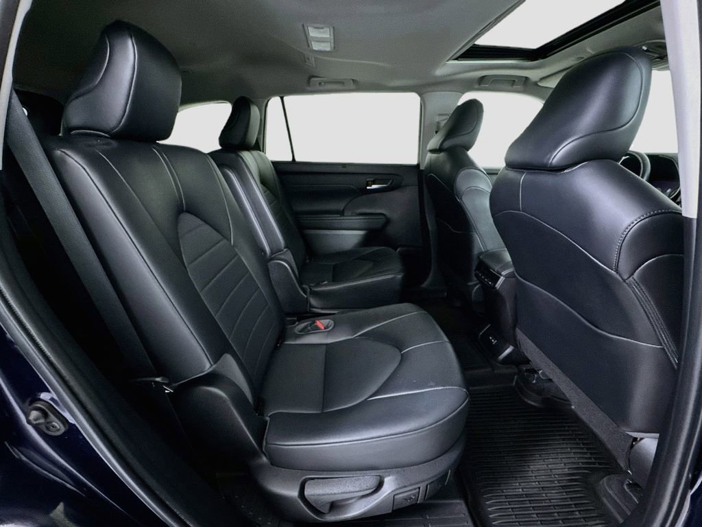 Used 2022 Toyota Highlander XLE AWD/4WD image 27