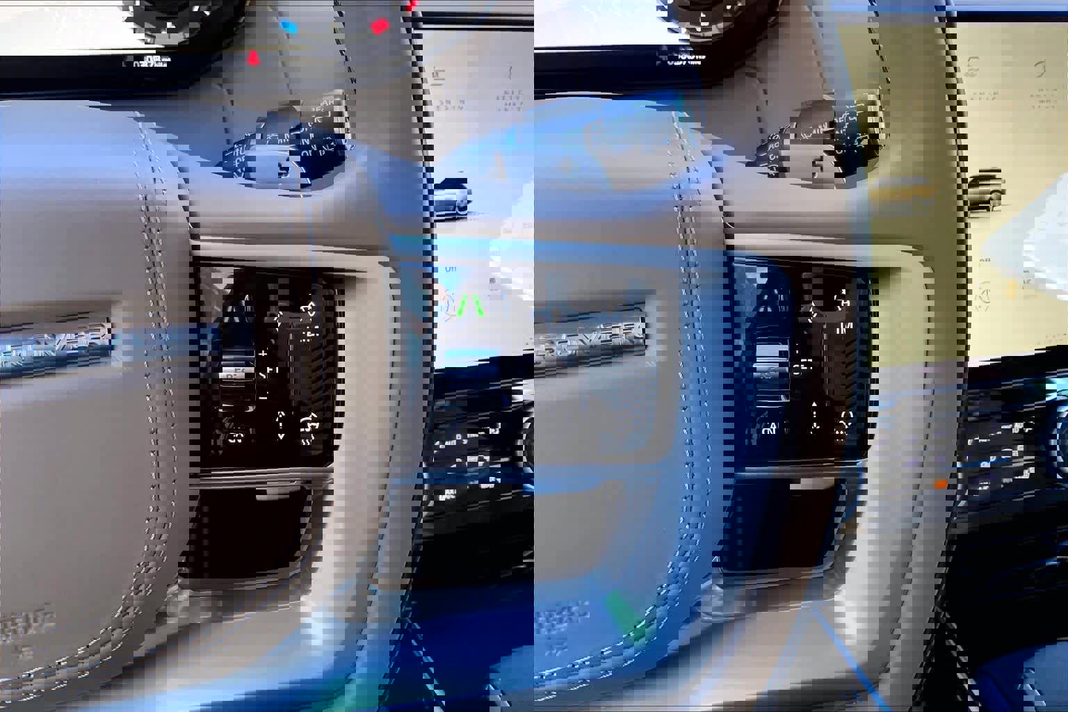 Used 2023 Land Rover Range Rover Autobiography image 24