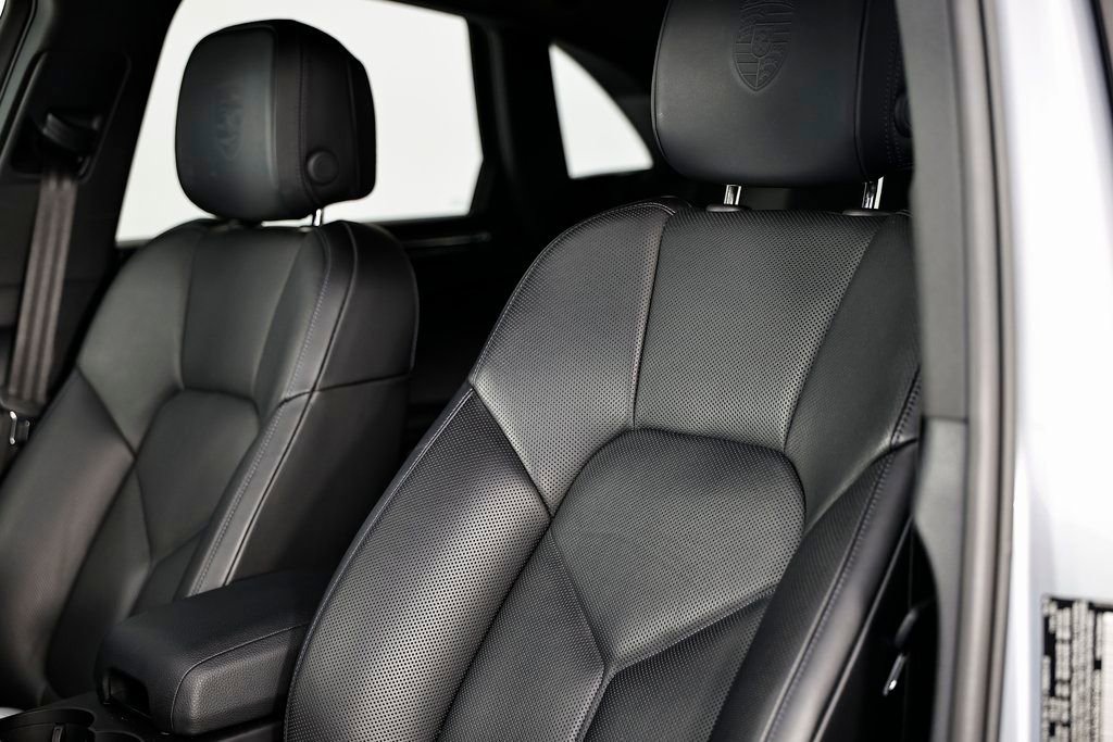 Certified 2025 Porsche Macan image 24