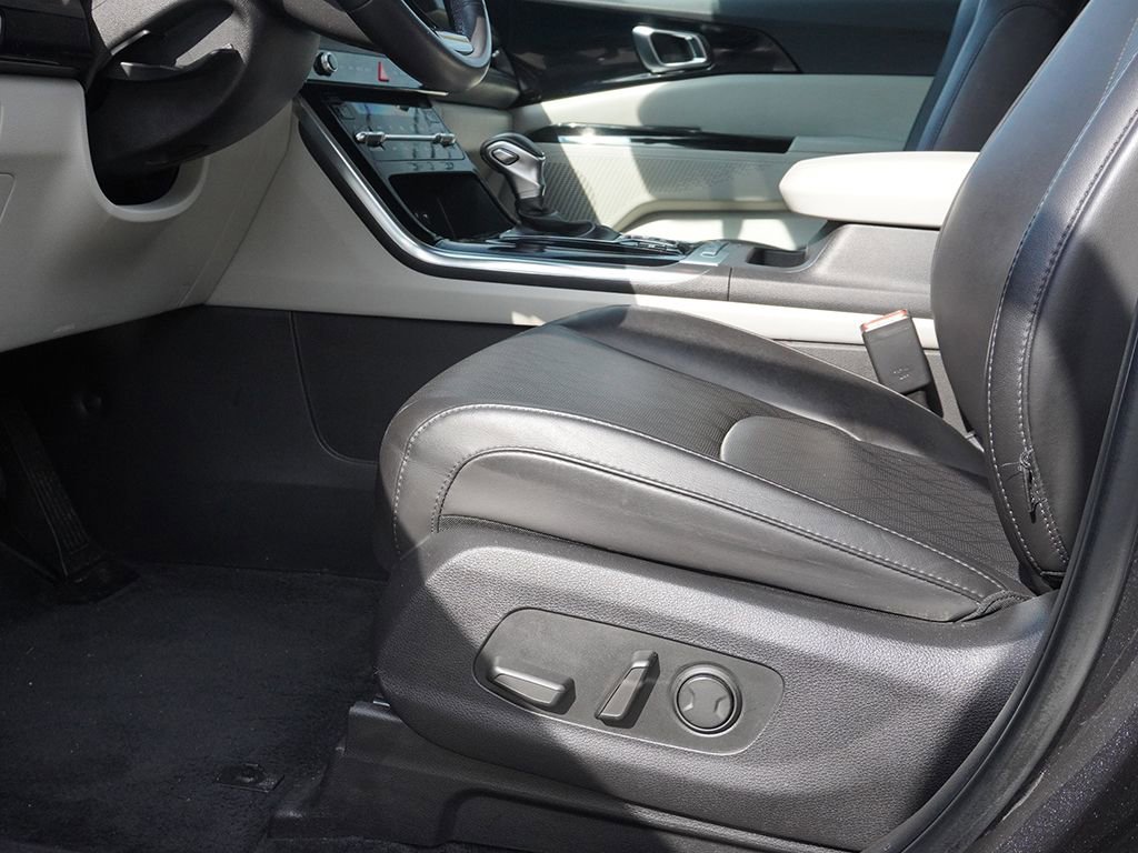 Used 2024 Kia Carnival EX image 25